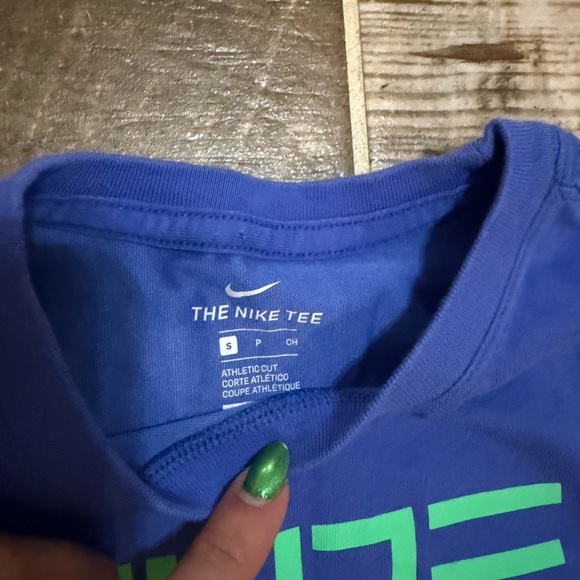 Nike Kids Short Sleeve Tee in Purple/Blue with Green Graphics - Picture 3 of 3